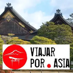 La mejor agencia para viajar a Japón: un templo japonés rodeado de árboles.