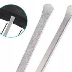 Dwa metalowe łyżki do opon rowerowych, pokazane w zbliżeniu, ułatwiają wymianę dętki.