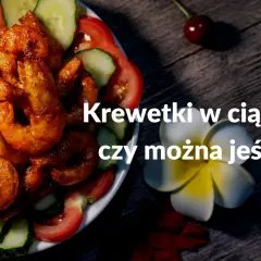 Krewetki w ciąży - czy można jeść? Talerz z krewetkami, pomidorami i ogórkiem.