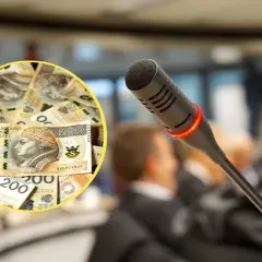 Ile zarabia radny w Warszawie? Na stole leżą banknoty 200 zł, a przed mikrofonem siedzą ludzie.