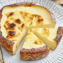 Un délicieux flan sans pâte, doré et crémeux, saupoudré de sucre glace. Parfait pour une recette facile et gourmande.