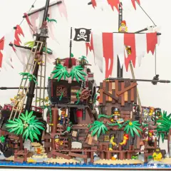 Ein detailreiches Lego Pirates MOC mit Piraten, Palmen und einem Schiff auf dem Wasser.