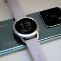 Smartwatch na zielonym telefonie Xiaomi. Dwie karty SIM, jeden numer – wygoda w nowoczesnym wydaniu.