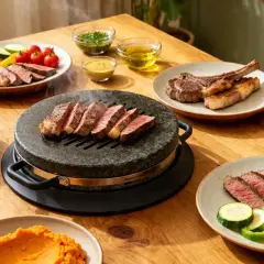 Une pierrade pour 10 personnes avec des steaks savoureux, des légumes frais et des frites croustillantes. Un repas convivial et gourmand.