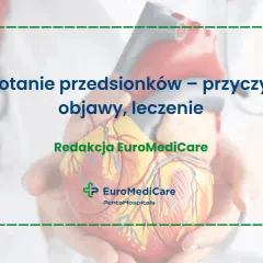 Model serca w dłoniach, tekst o migotaniu przedsionków, objawach i leczeniu.