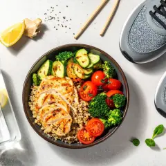 Un repas équilibré pour savoir que manger avant le sport : poulet grillé, quinoa, légumes et eau citronnée. Prêt pour l'effort !