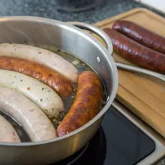 Jak przygotować kiełbasę z wody, by uniknąć pęknięć i zachować smak