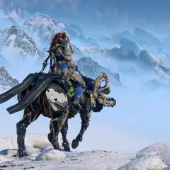 Aloy na mechanicznym koziorożcu przemierza śnieżne góry. W oddali widać wybuchający wulkan. Czy to zapowiedź Horizon 3 kiedy?