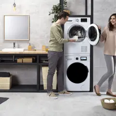 Jak bezpiecznie ustawić pralkę i suszarkę w słupku? Poradnik