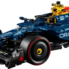 Ein detailgetreues Lego Red Bull F1 Modellauto in Dunkelblau mit gelben und roten Akzenten.