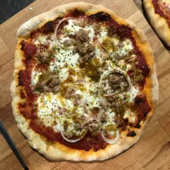 Pizza casera con carne desmenuzada, cebolla y queso. ¡Así se hace la levadura para una masa perfecta!