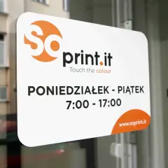 Naklejka na drzwi z logo "soprint.it", godzinami otwarcia i adresem strony.