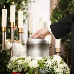 Kto niesie urnę na pogrzebie? Poznaj tradycje i odpowiedzialność