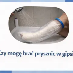 Osoba w gipsie na nodze bierze prysznic, chroniąc opatrunek folią. Dbanie o higienę pod gipsem jest kluczowe.