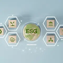Grafika wyjaśniająca, esg co to jest: zielona ziemia z napisem ESG, otoczona ikonami symbolizującymi środowisko, społeczeństwo i ład korporacyjny.