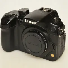 Czarny aparat Panasonic Lumix GH3 z obiektywem.