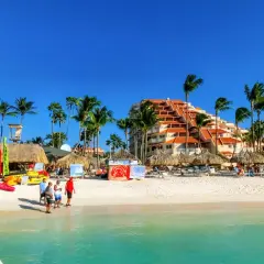 Aruba, gdzie jest raj na ziemi! Biały piasek, palmy, turkusowa woda i hotel z pomarańczowym dachem. Idealne miejsce na wakacje.