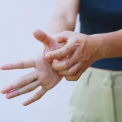 Mani che si grattano, un gesto comune per alleviare il prurito braccia notturno.