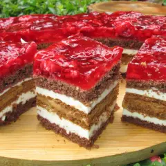 Pyszne ciasto Balladyna bez pieczenia z galaretką malinową i kremem. Idealne na letnie popołudnie.