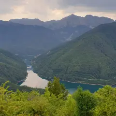 Panoramica mozzafiato della Garfagnana: cosa vedere in questo paesaggio incantevole con lago turchese e montagne verdi.