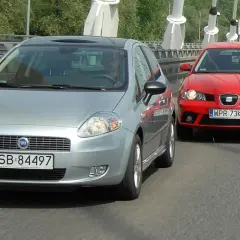 Srebrny Fiat i czerwony Seat jadą obok siebie. Może to pierwsze auto w życiu kierowcy Fiata?