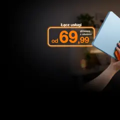 Pakiet optymalny Orange: połącz usługi od 69,99 zł/mies. z rabatami. Dłoń trzyma tablet i telefon.