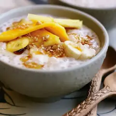 Pyszny deser z tapioki z bananem i mango, posypany sezamem. Idealny na letnie popołudnie.