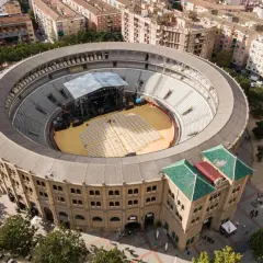 Vista aérea de la plaza de toros de Granada, lista para un evento. Su gran capacidad permite albergar a miles de espectadores.