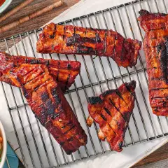 Saftige Rippchen mit glasiertem, karamellisiertem Fleisch auf einem Grillrost. Perfekt für eine rippchen marinade einfach.