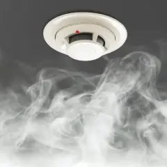Rauchmelder an der Decke erkennt Zigarettenrauch in einem Hotelzimmer.