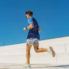 Mężczyzna w sportowym stroju biegnie, jego stopa neutralna pewnie stawia kroki.