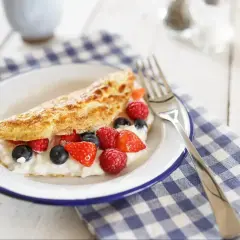 Puszysty omlet z serkiem i owocami leśnymi. Idealny przepis na pyszne śniadanie.
