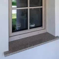 Kamienny parapet zewnętrzny wystaje ok. 5 cm, chroniąc elewację. Idealna proporcja, by wiedzieć, ile powinien wystawać parapet zewnętrzny.