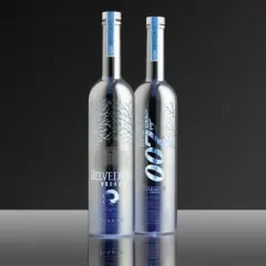 Dwie butelki Belvedere, w tym jedna z motywem 007. Ten luksusowy alkohol to idealny wybór na specjalne okazje.