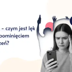 Zmartwiona młoda kobieta z telefonem w dłoni, w tle sylwetki ludzi. FOMO - czym jest lęk przed pominięciem wydarzeń?