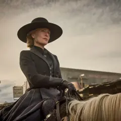 Gillian Anderson w westernowym stroju na koniu, przypominająca jej role w filmach i serialach.