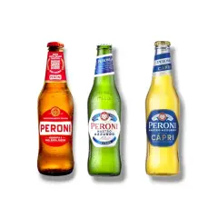 Drei Flaschen italienisches Bier von Peroni: Nastro Azzurro, Nastro Azzurro Capri und ein weiteres klassisches Peroni.