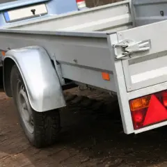 Przyczepka samochodowa gotowa do transportu po udanej umowie kupna sprzedaży.