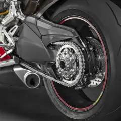 Detalle de la rueda trasera de una moto deportiva roja, mostrando el basculante monobrazo, cadena y neumático Pirelli Diablo Supercorsa.
