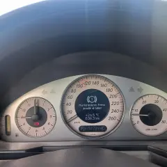 Tablero de Mercedes E 350 CDI con mensaje "Mantenimiento freno ¡Acudir al taller!". Kilometraje: 315273 km.