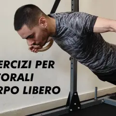 Uomo che esegue un esercizio ai anelli per i pettorali, parte di "12 esercizi a corpo libero per allenarsi a casa".