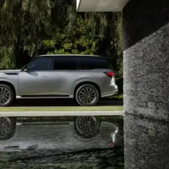 El Infiniti QX80, con un diseño imponente y reflejado en el agua, es un vehículo de lujo. Descubre el infiniti qx80 precio españa.