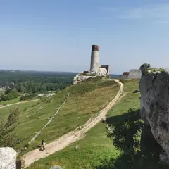 Ruiny zamku na wzgórzu, idealne miejsce na spacer lub przejażdżkę rowerem. Trasy rowerowe Częstochowa oferują piękne widoki.