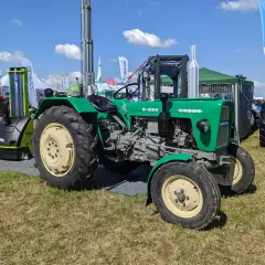 Zielony Ursus C-330 na wystawie. Zastanawiasz się, ile oleju do silnika C-330? Ten klasyk rolnictwa czeka na Ciebie!