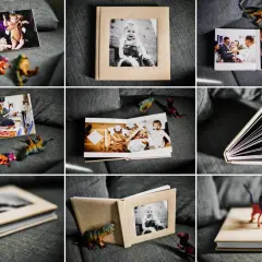 Fotoksiążka czas realizacji: rodzinne zdjęcia i zabawki na kanapie.