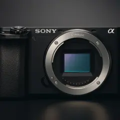 Sony A6000 czy lustrzanka – który aparat lepiej spełni Twoje oczekiwania?