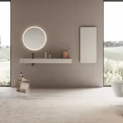 Bagno moderno con sanitari sospesi pro e contro: doccia walk-in, lavabo, specchio luminoso, bidet e WC a parete.