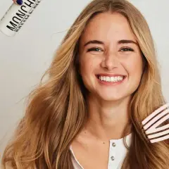 Sonrisa radiante con productos Moncho Moreno. Opiniones positivas sobre su línea capilar.
