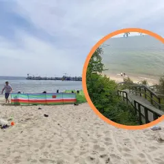 Piękny dzień na plaży w Mechelinkach. Słońce, morze i drewniane schody prowadzące do wody. Co za widok Mechelinki!