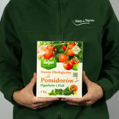 Opakowanie nawozu ekologicznego do pomidorów i ogórków. Zapewnij swoim roślinom wszystko, czego potrzebują do zdrowego wzrostu.